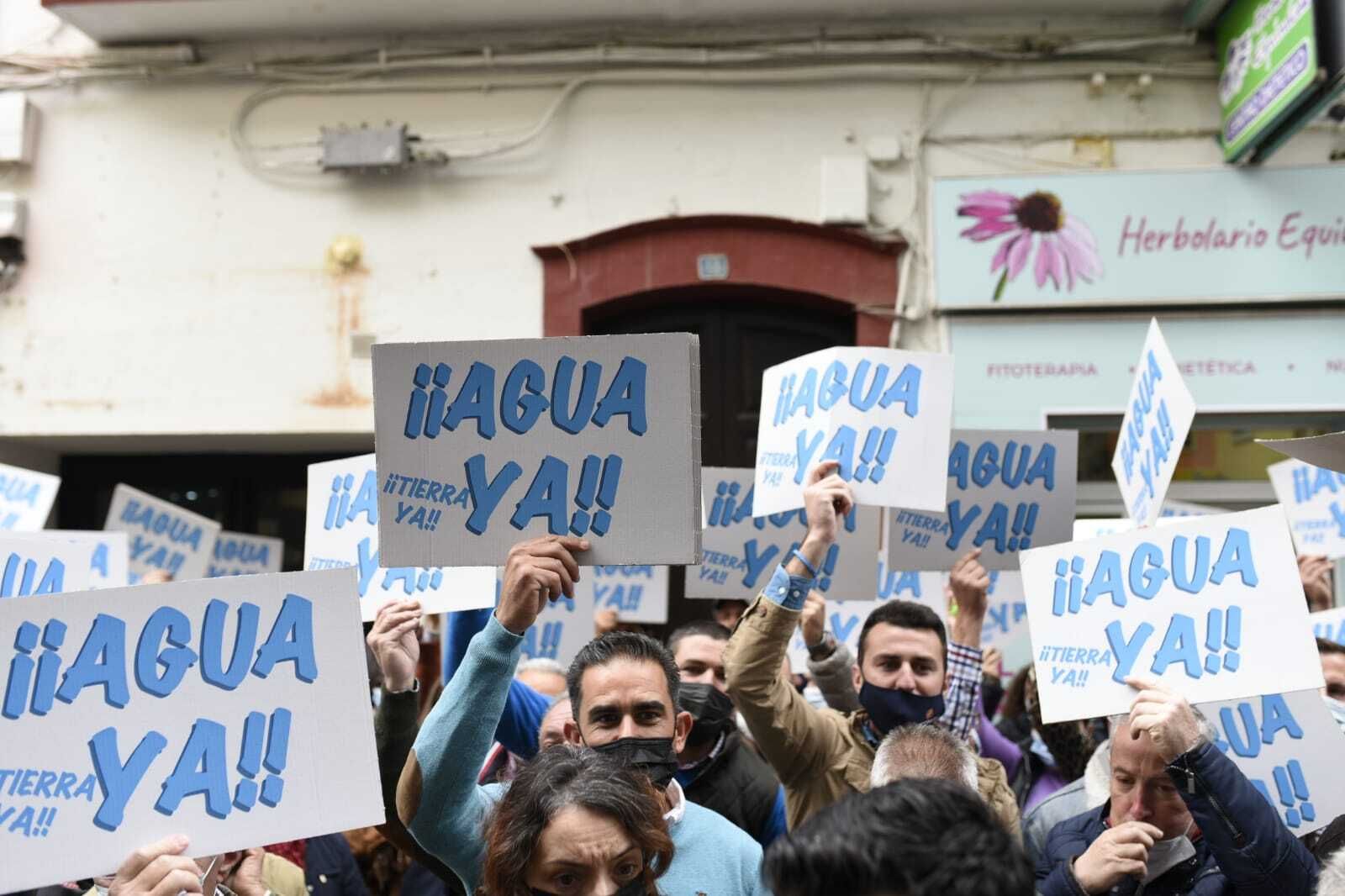 Los regantes protestan en las puertas de la subdelegación del Gobierno.