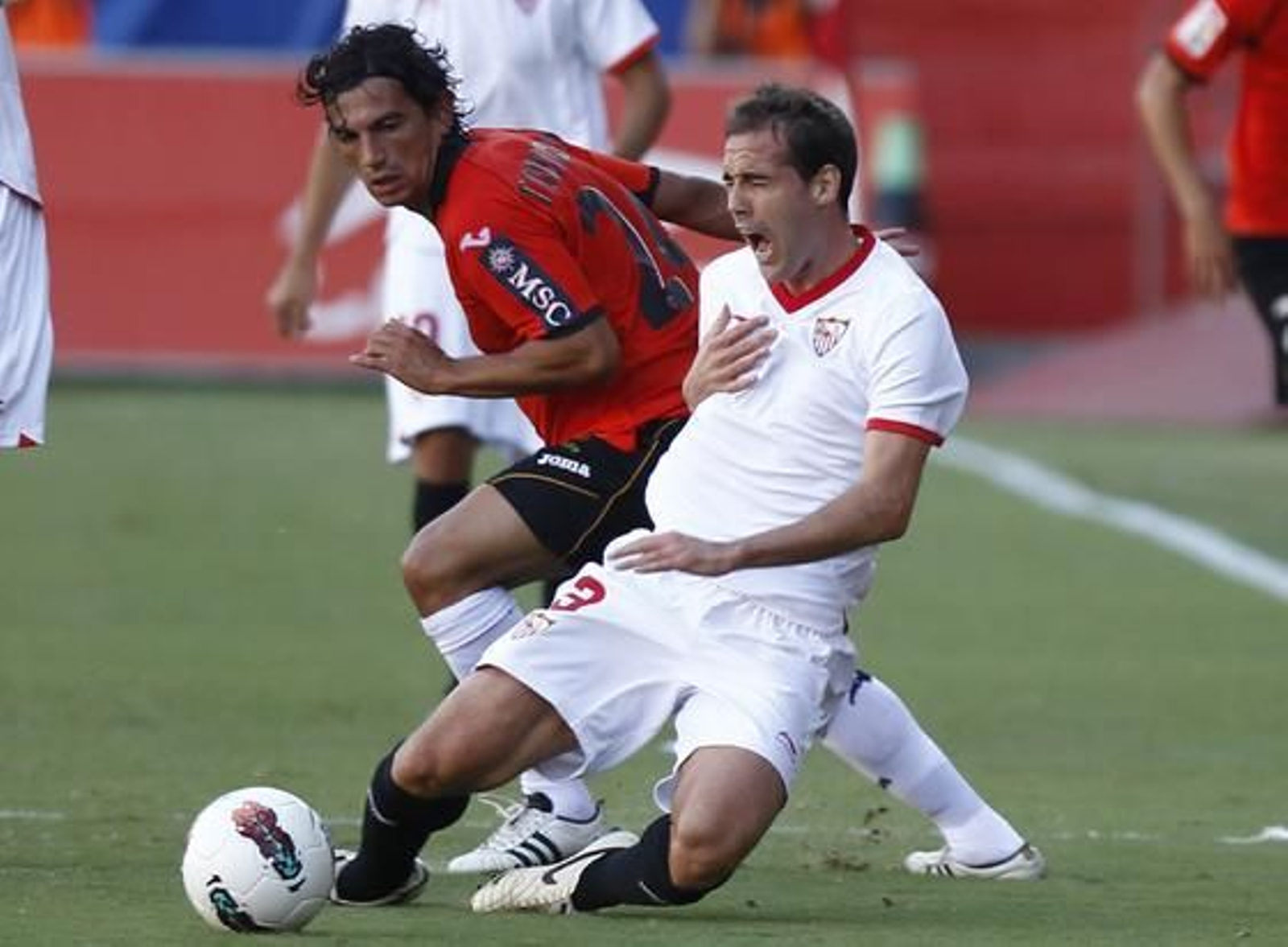 El Sevilla vence al Valencia en casa pese a jugar más de 20 minutos con nueve jugadores (1-0). / Antonio Pizarro