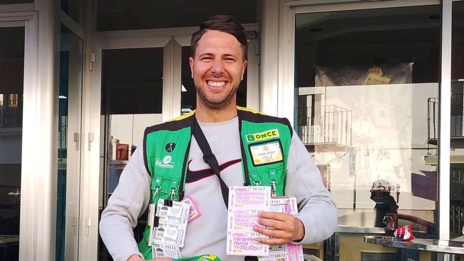 El vendedor Juan Jesús Rodríguez tras dar premios por valor de 815.000 euros en Gilena.
