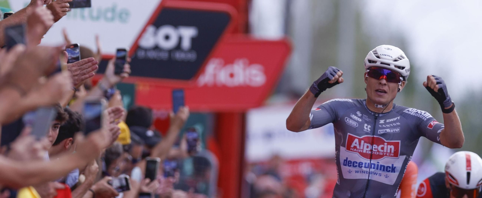 Philipsen entra triunfador en la meta de Guijuelo en su tercer triunfo de etapa.