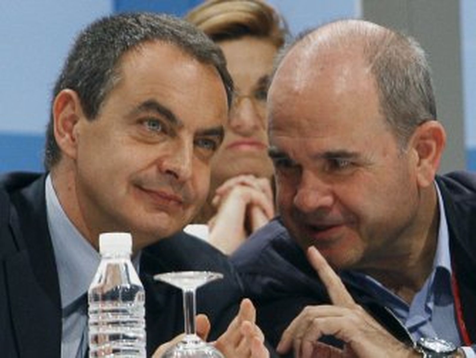 Zapatero dice que el PSOE no necesita disfrazarse ni dar giros como el PP