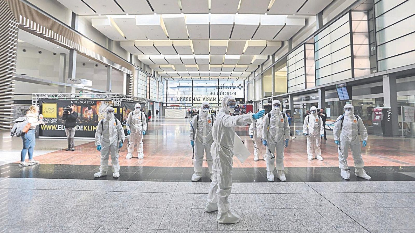 Efectivos de la UME desinfectando en Vialia el 16 de marzo de 2020, al principio de la pandemia.