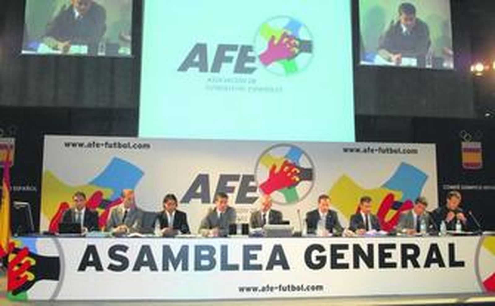 La directiva presidida por Luis Rubiales, en el centro de la imagen, se dirige a los presentes.