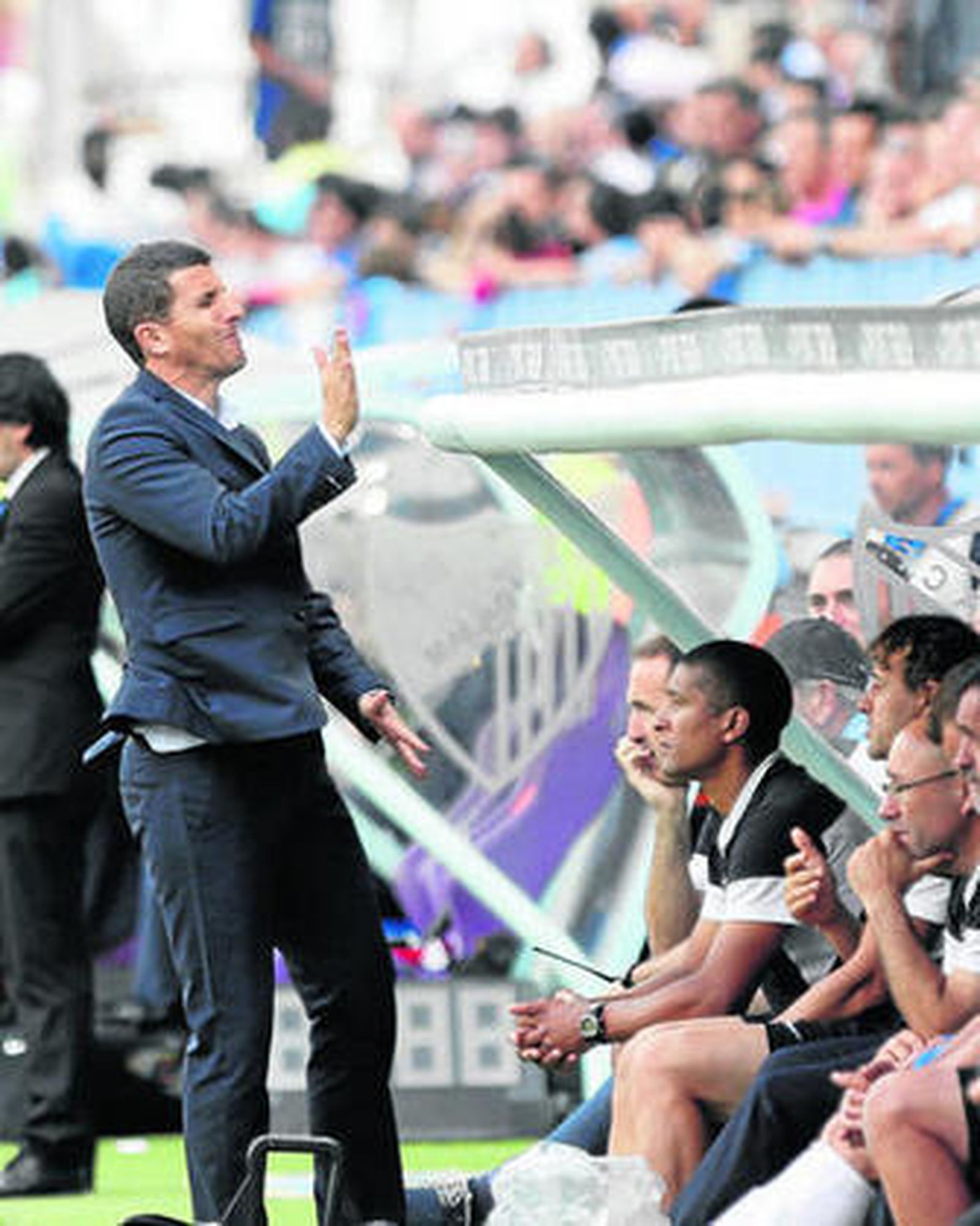 Javi Gracia paga su frustración por una jugada con el banquillo.