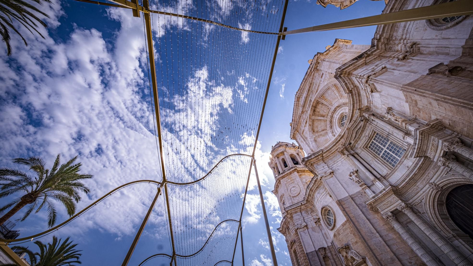 Montaje de la instalación del Canal Fenicio Bahía - Caleta con espectáculo de luz y sonido en la Plaza de la catedral.