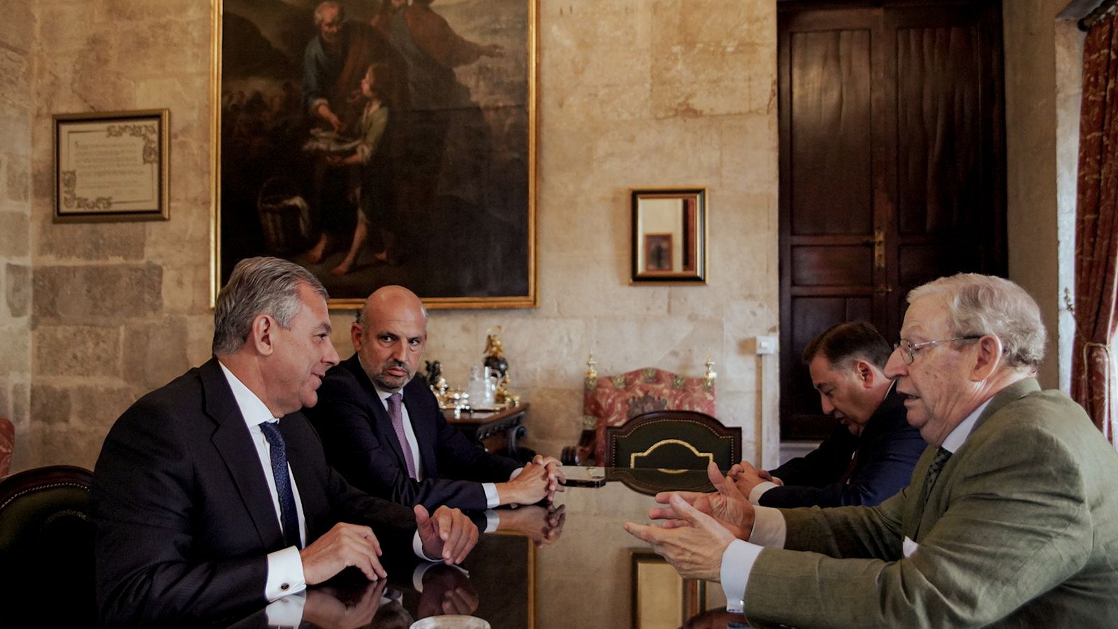 Mesa de reunión en el Ayuntamiento de Sevilla