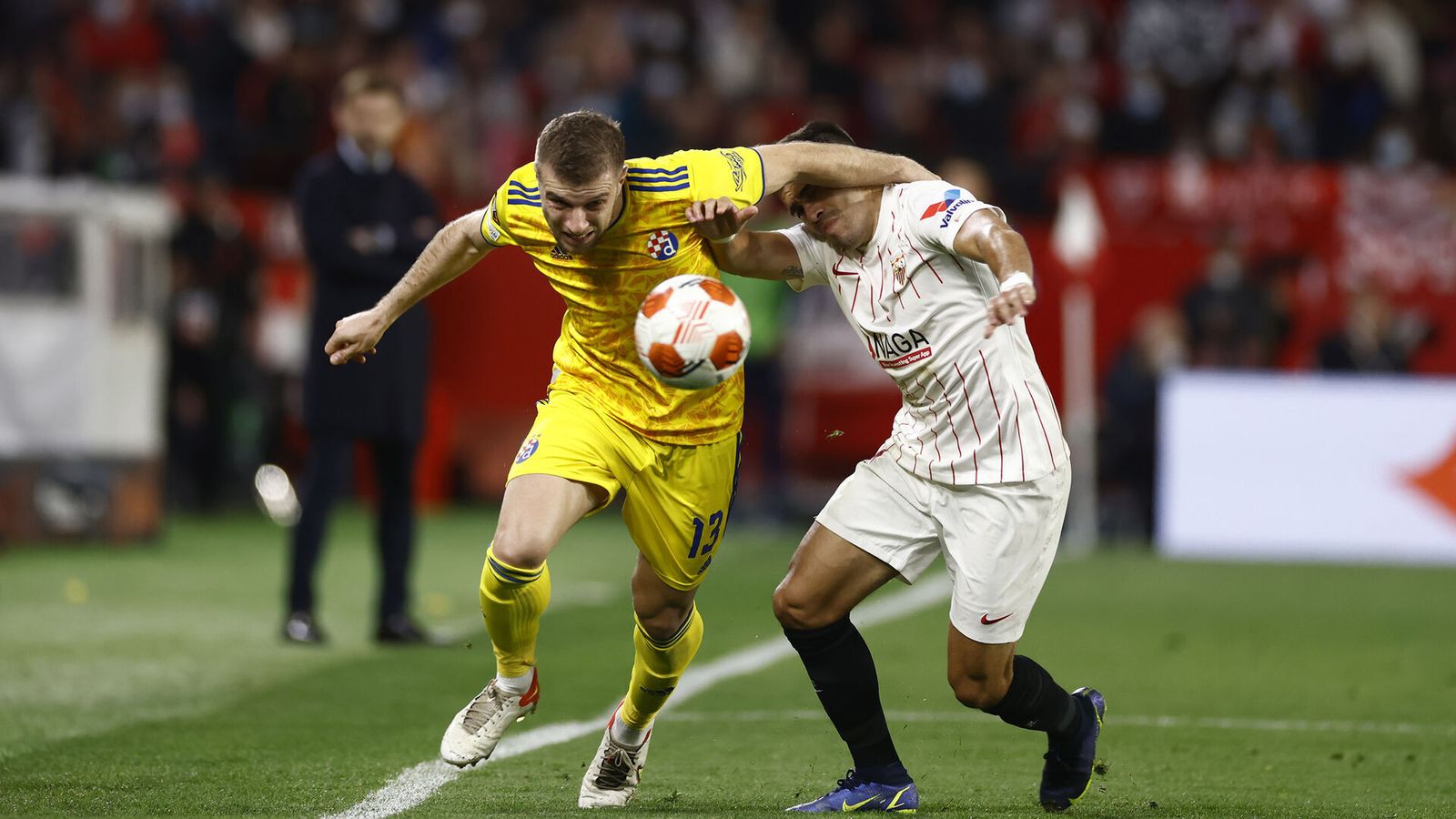 El lateral Ristovski, que no jugó ante el Lokomotiv, en disputa con Acuña.