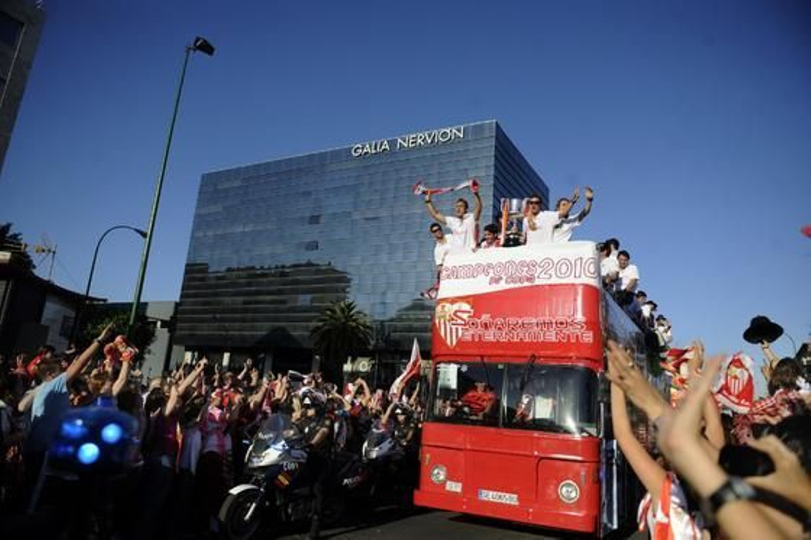 El Sevilla recorre la ciudad para festejar con sus aficionados el título de la Copa del Rey.

Foto: Agencias