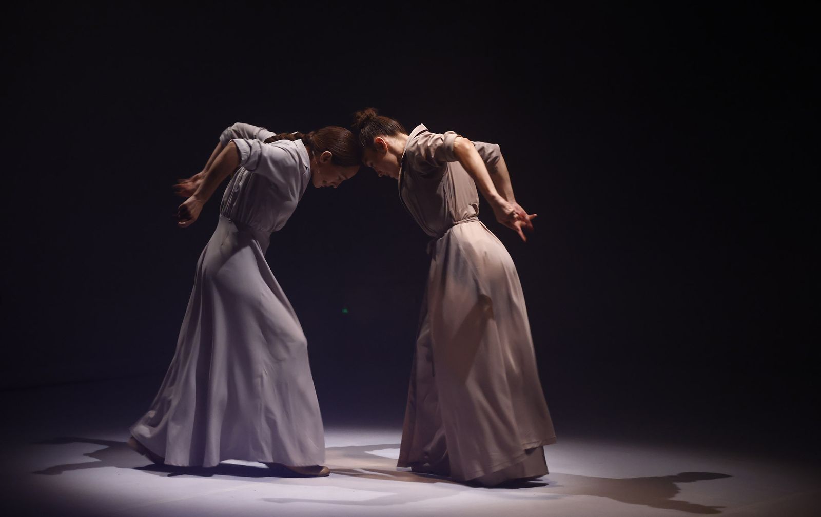 Florencia Oz e Isidora O'Ryan "Antípodas" Bienal de Sevilla, en imágenes