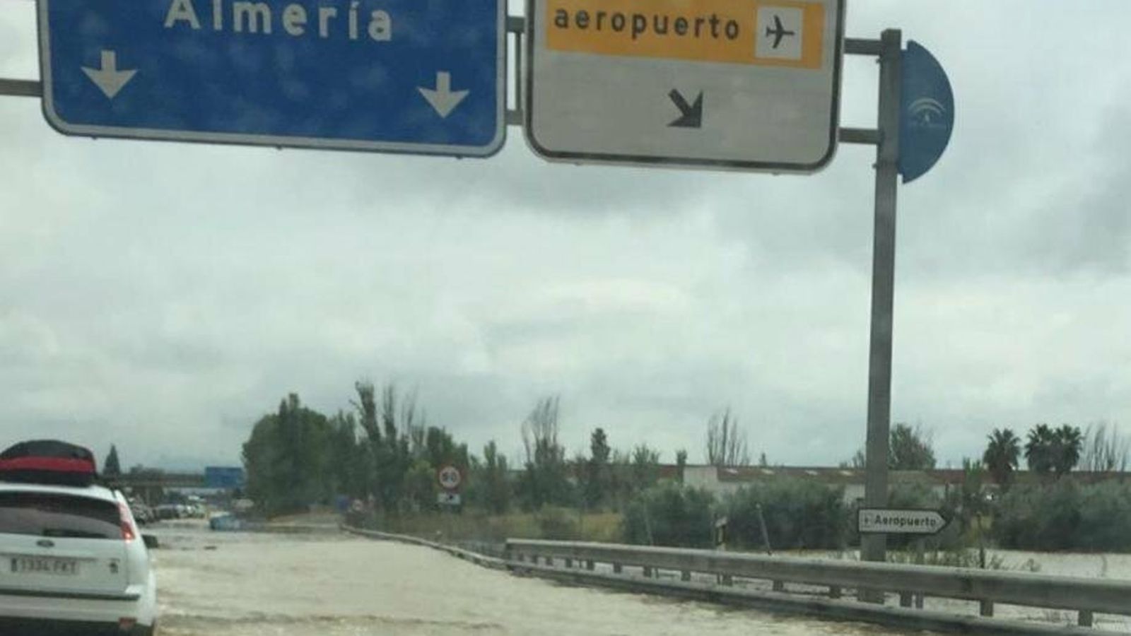 Estado de la carretera, en una imagen tomada desde el autobús que transportaba a los jugadores del San Fernando CD.
