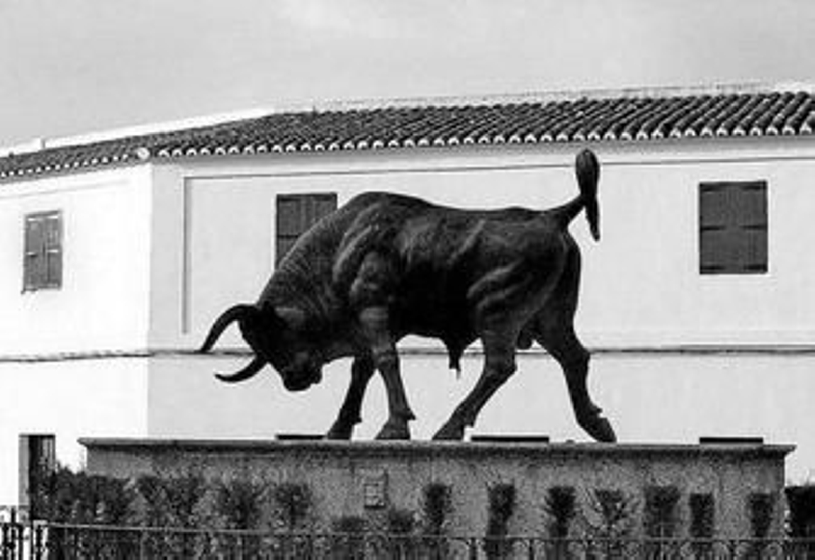 La plaza de toros de San Roque con su monumento al toro, en una imagen de archivo.