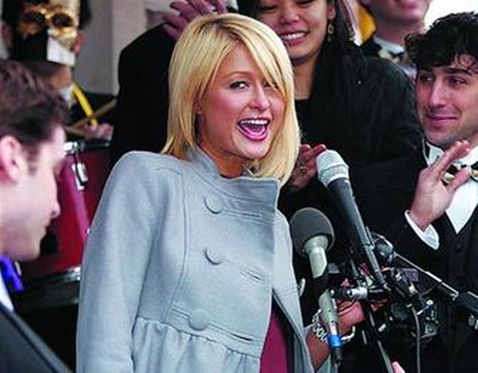 Paris Hilton visita la Universidad de Harvard