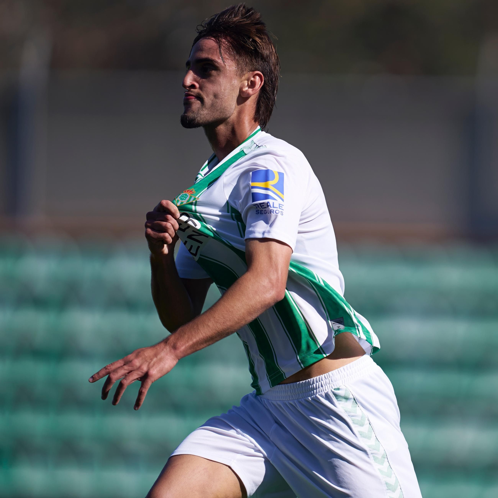 Manu Morillo celebra un gol con el filial bético. Manu Morillo celebra un gol con el filial bético.