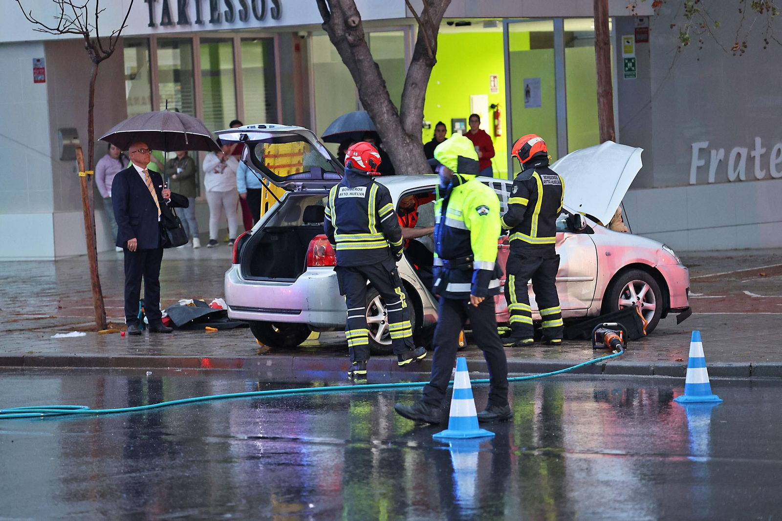 Las espectaculares imágenes del rescate de una persona en un accidente de tráfico en Huelva