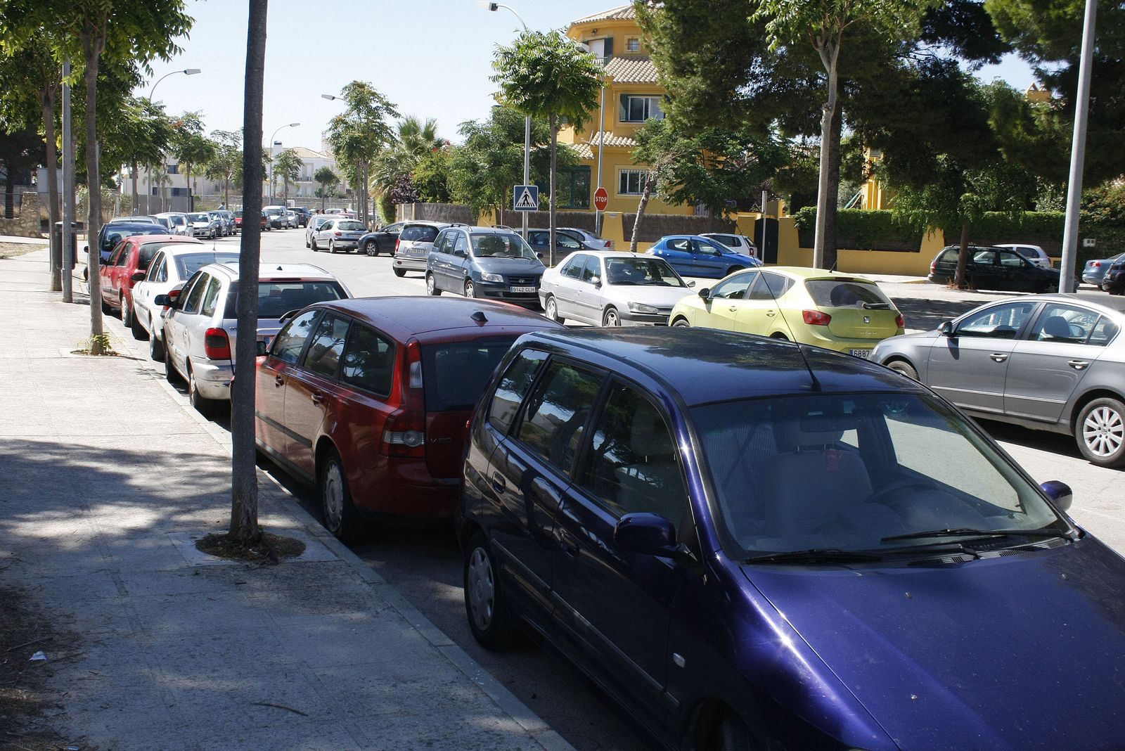 Vehículos estacionados en una zona residencial de El Puerto.