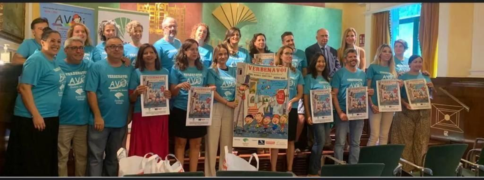 Voluntarios de AVOI presentando las verbenas solidarias Voluntarios de AVOI presentando las verbenas solidarias