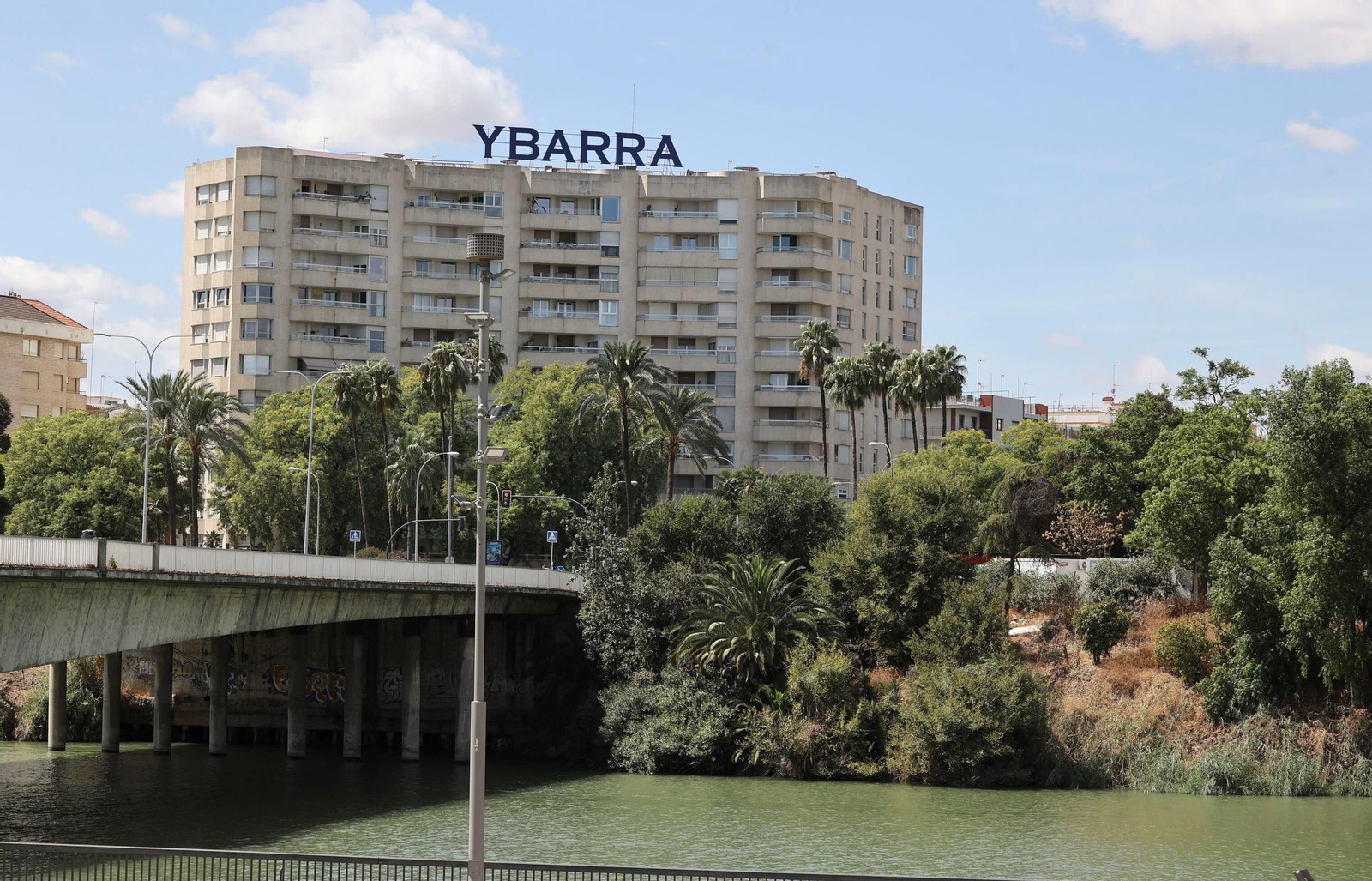 El cartel del Ybarra desde el Paseo de las Delicias.