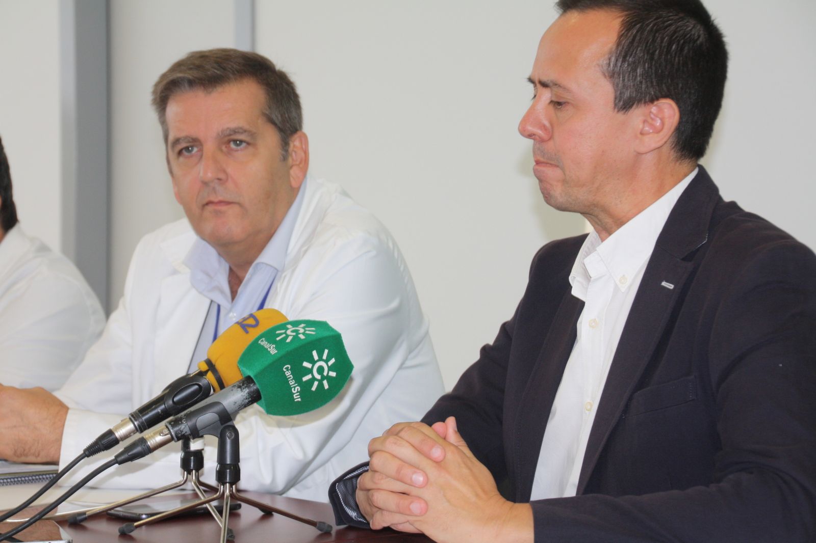 Pedro Acosta (i), junto al delegado de Salud, José María Martín