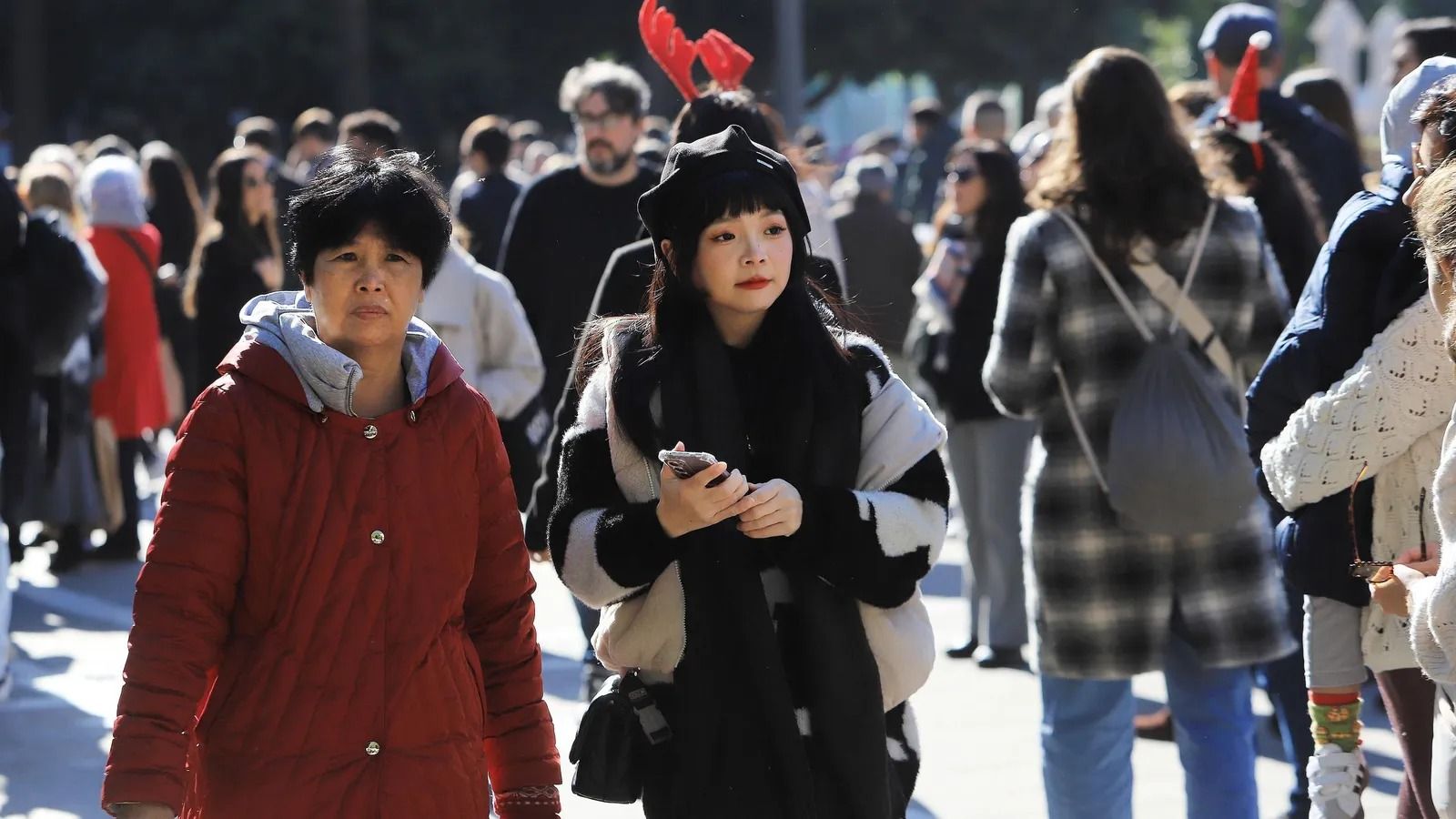 Turistas pasean entre los numerosos visitantes en Andalucía en las últimas semanas.