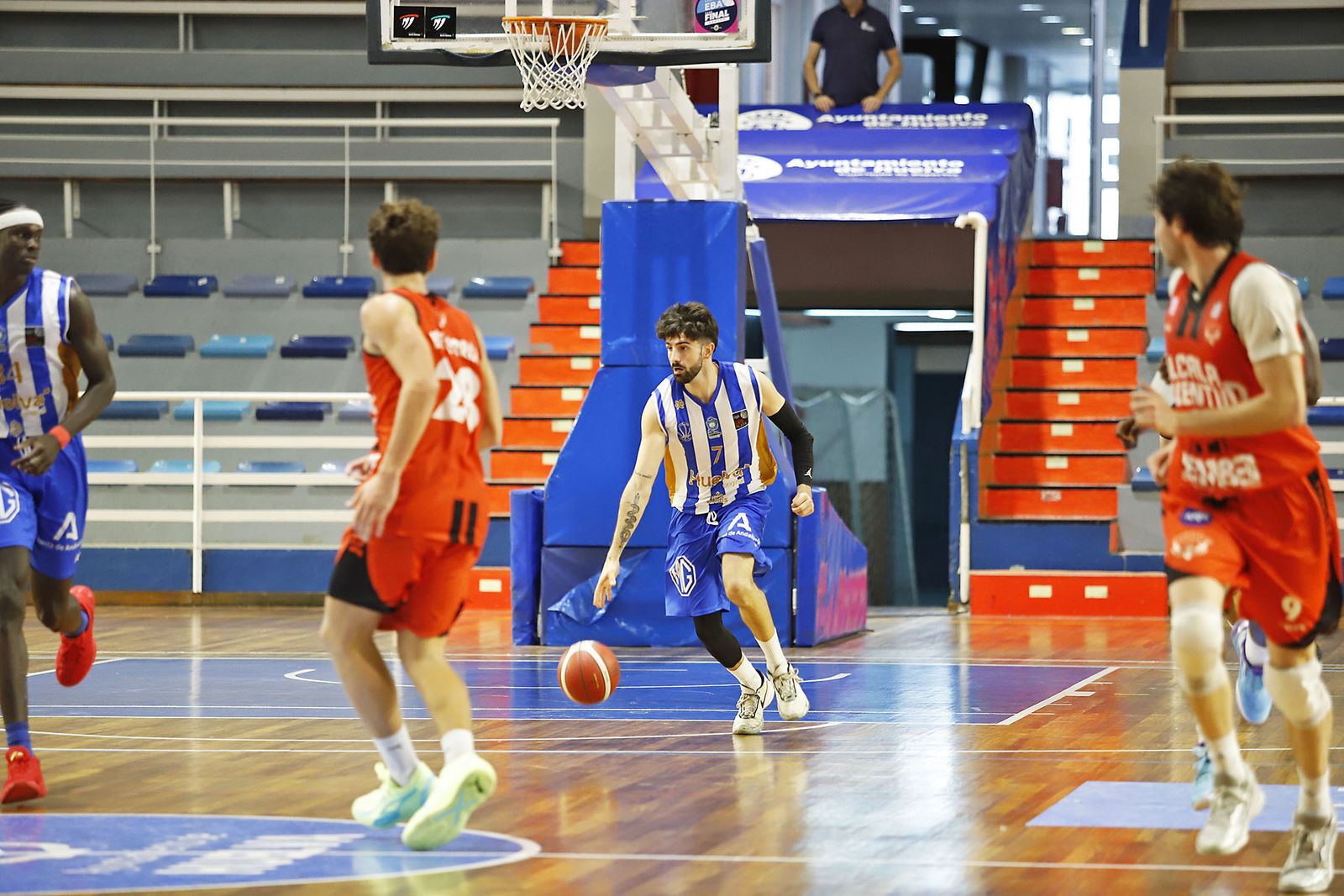 Imágenes del partido de baloncesto entre el Huelva Comercio Viridis y el Juventud Alcalá