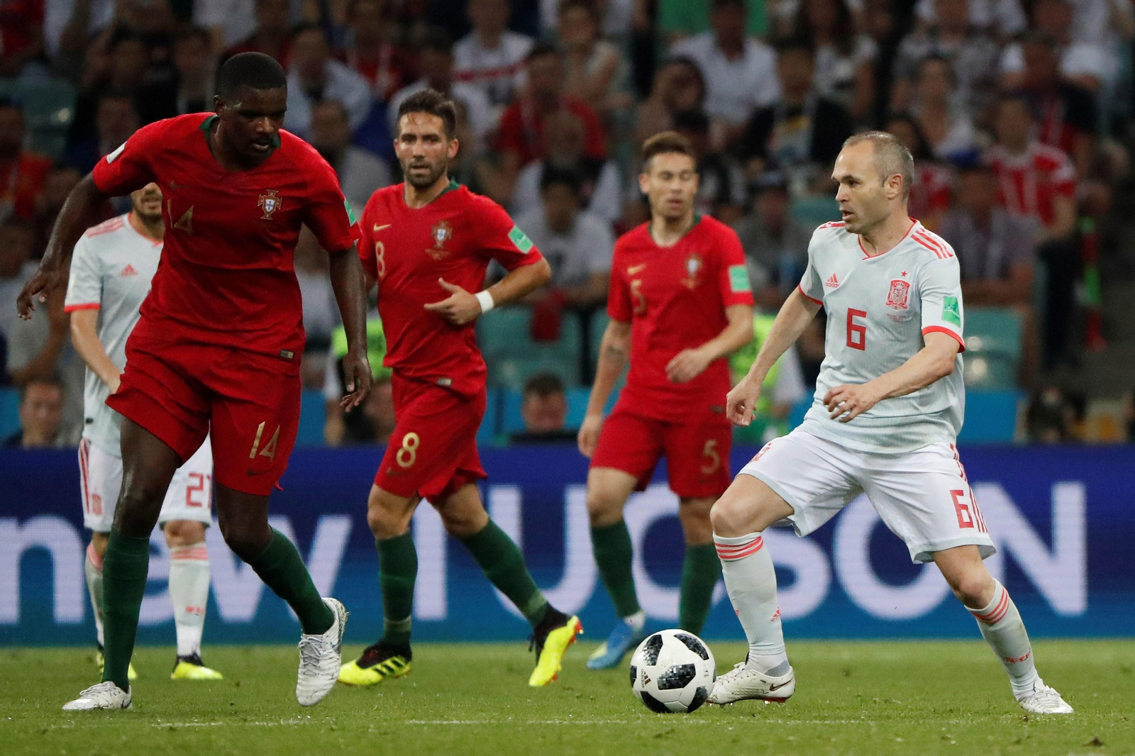 William Carvalho presiona a Iniesta durante el Mundial de Rusia.