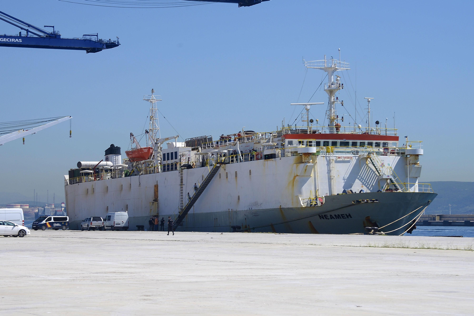 El buque 'Neameh', en el muelle de Isla Verde exterior del Puerto de Algeciras, esta mañana.