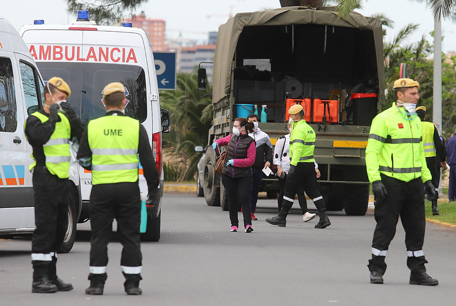 Imágenes de la UME realizando trabajos de limpieza y desinfección en el Hospital Infanta Elena de Huelva