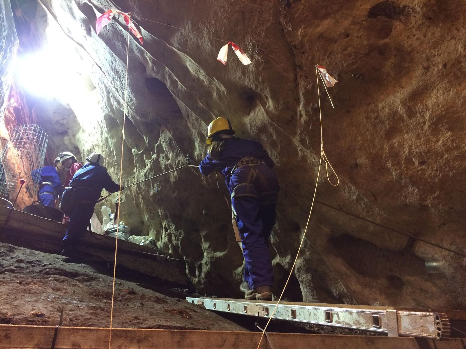 Trabajos en la Cueva del Ángel de Lucena.