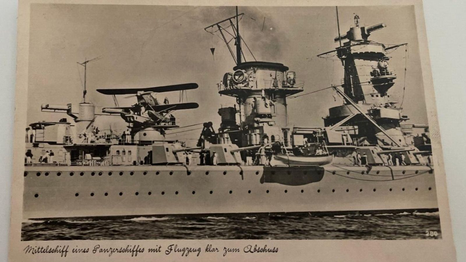 Través de estribor del acorazado “Scheer” con el cañón número 3 detrás del bote