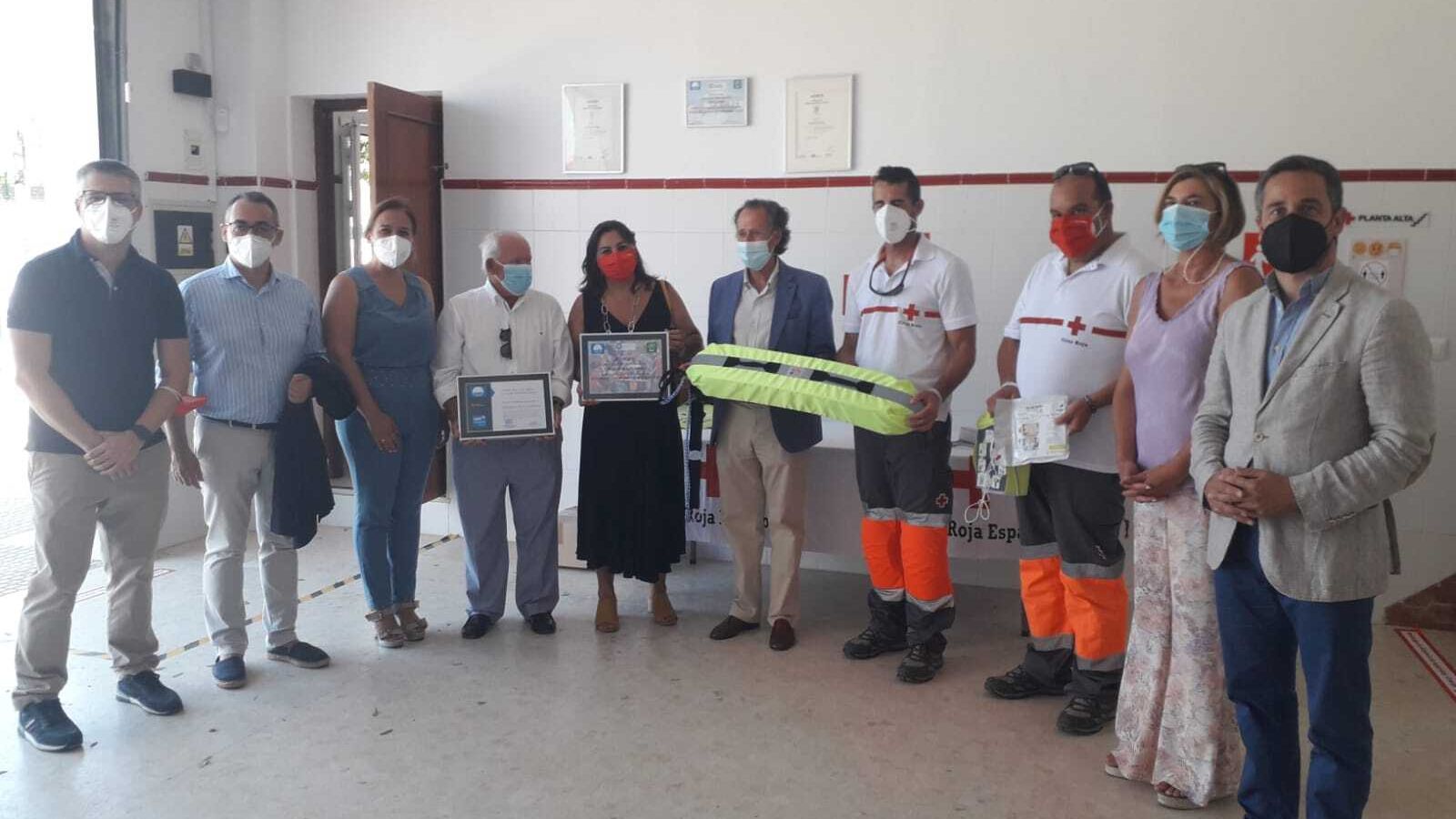 Visita del alcalde al puesto central de Cruz Roja Española.