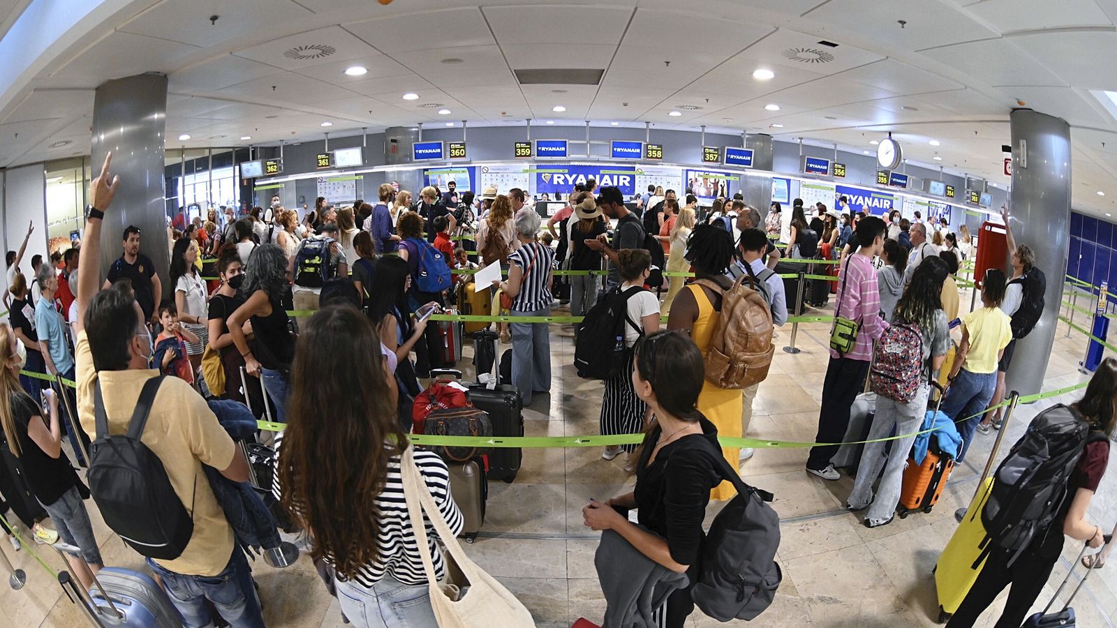Pasajeros hacen cola ante los mostradores de Ryanair en Madrid-Barajas