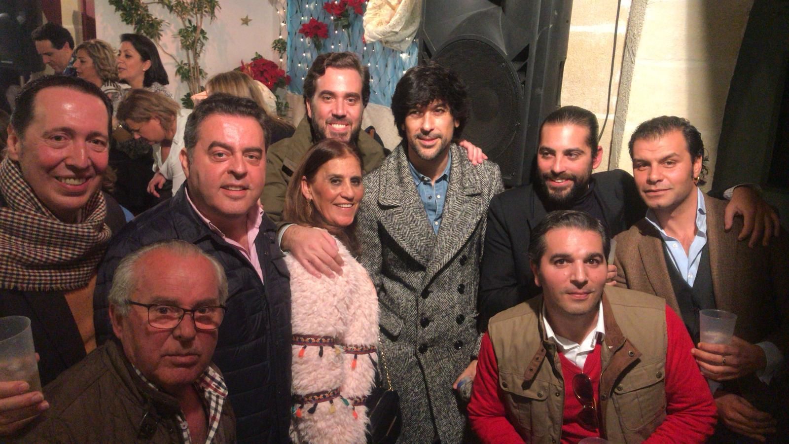 Invitados y artistas (en el centro Manuel Lombo) en Don Antonio Chacón.