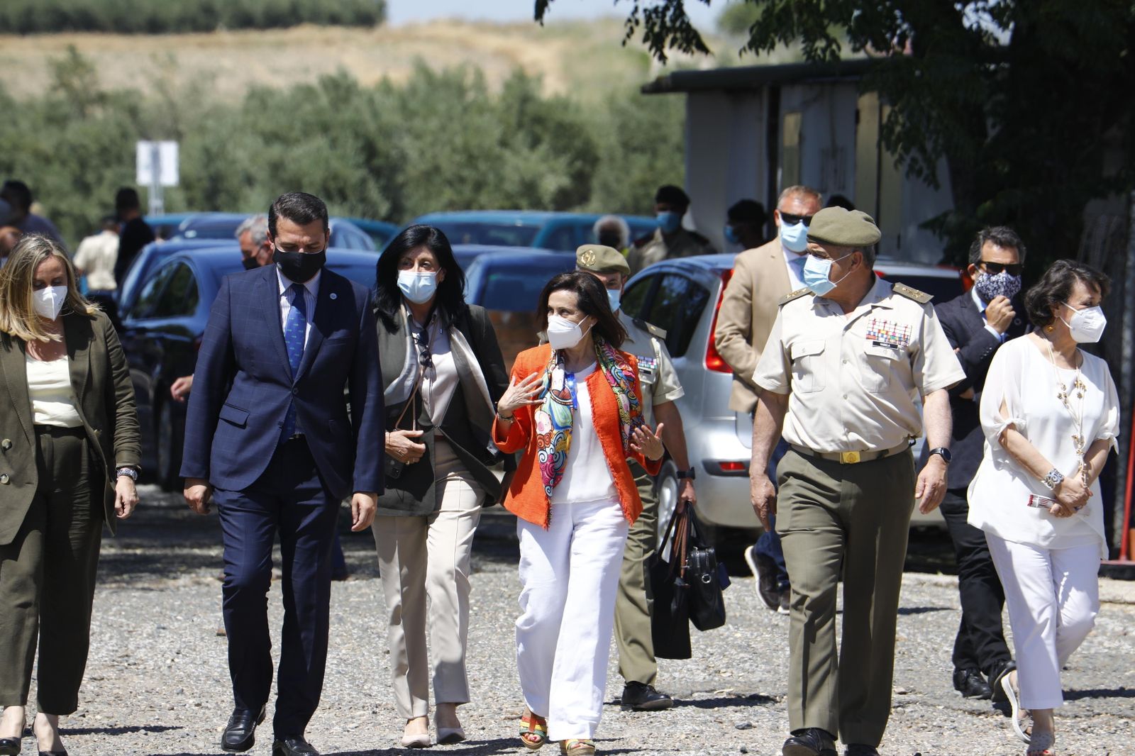 La visita de la ministra de Defensa a Córdoba para conocer la base logística del Ejército, en fotografías