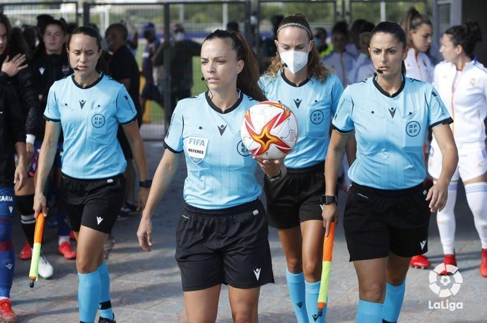 Marta Huerta de Aza, al frente de un cuarteto arbitral.