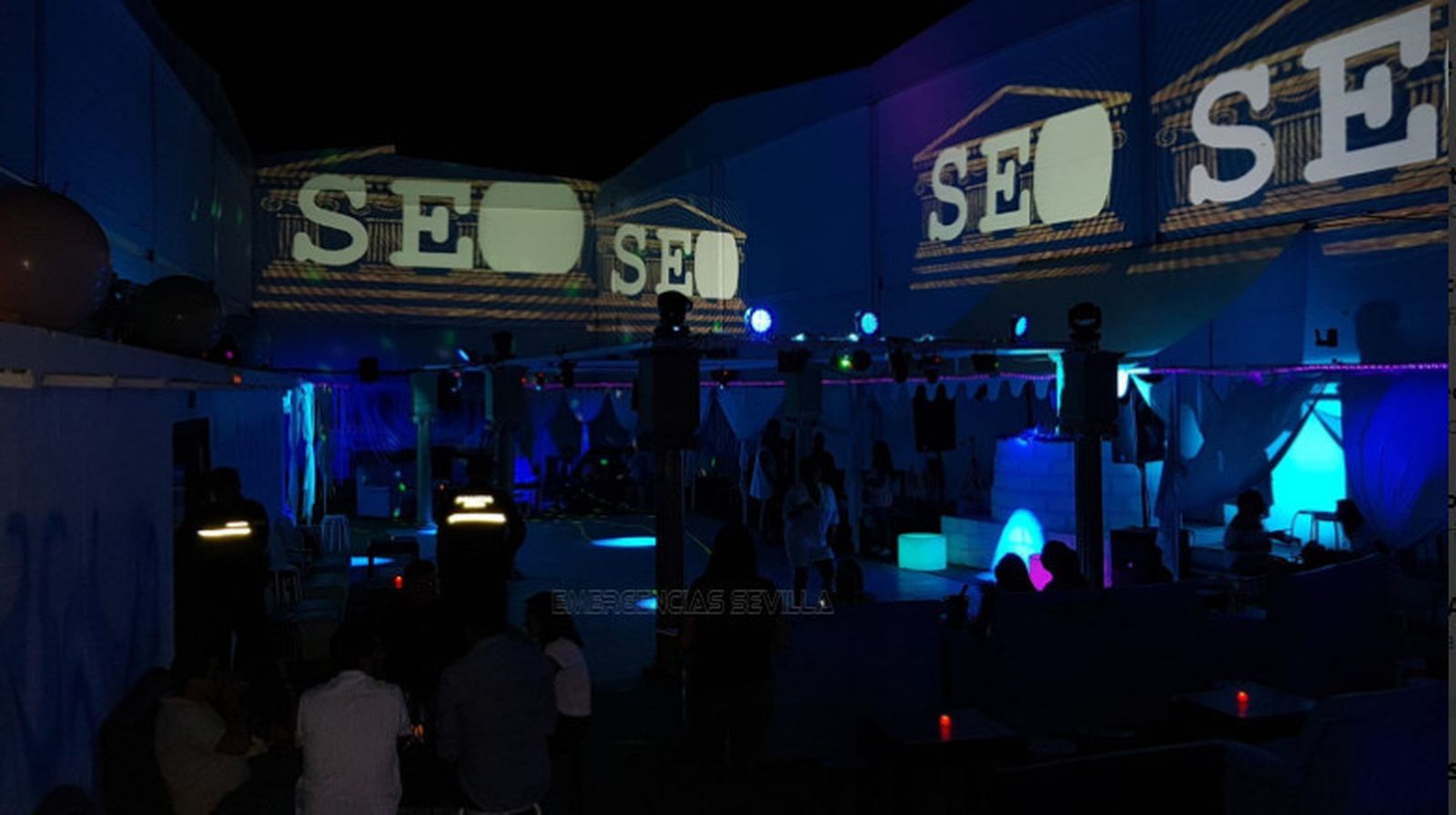 Agentes, por la zona del establecimiento que no tenía licencia.