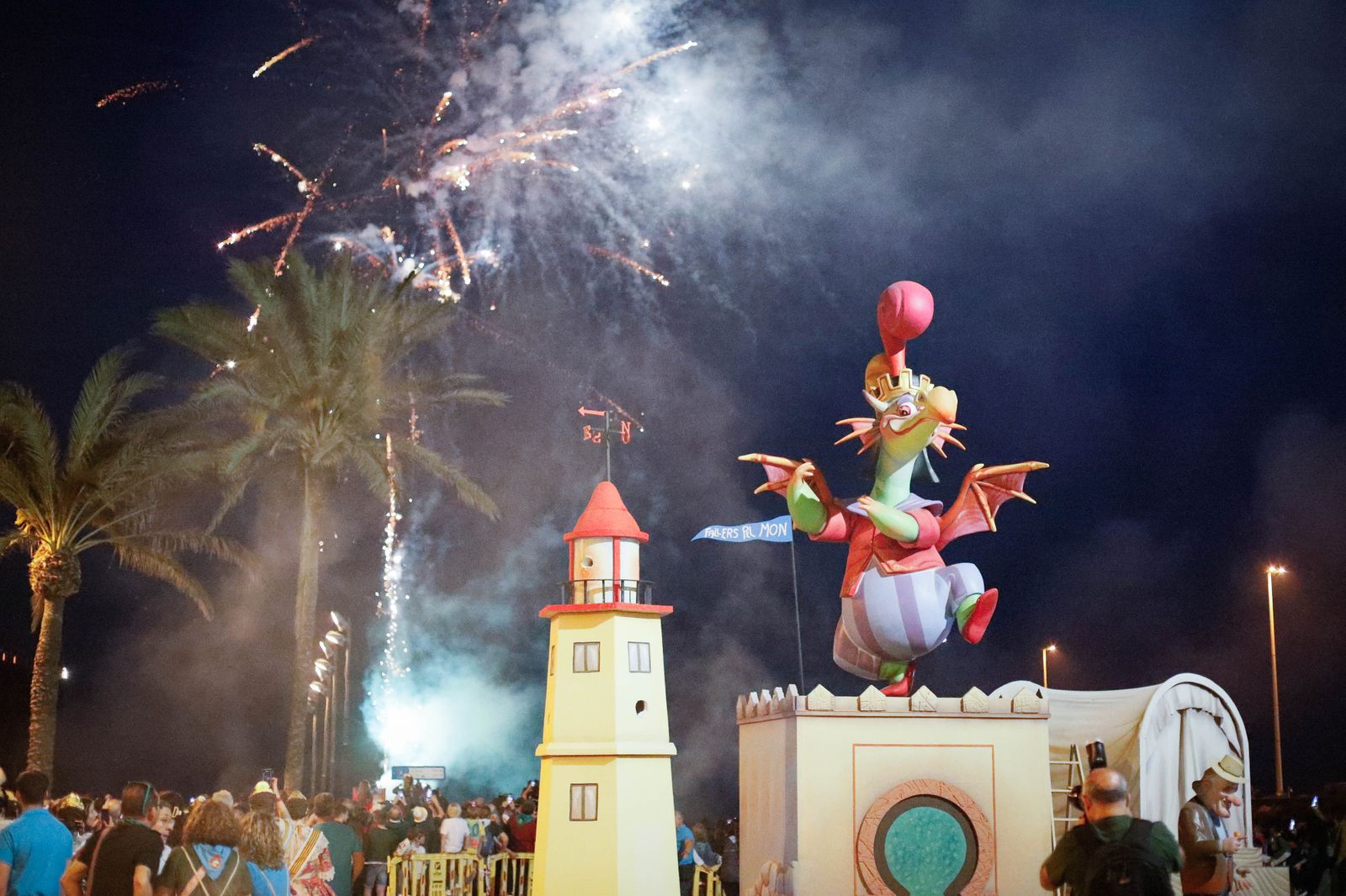 La cremá de las fallas cierra el ‘Fallers pel Món’ en imágenes