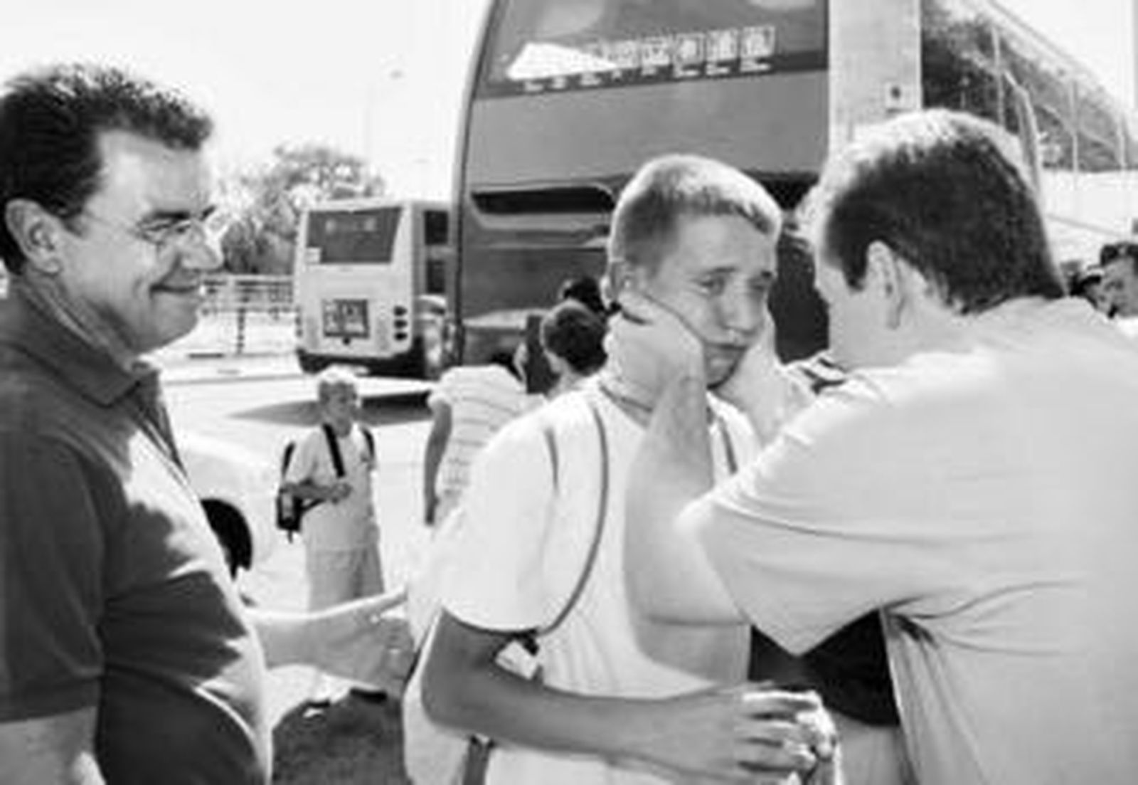 Un pequeño bielorruso se despide, ayer, con lágrimas de su padre de acogida.