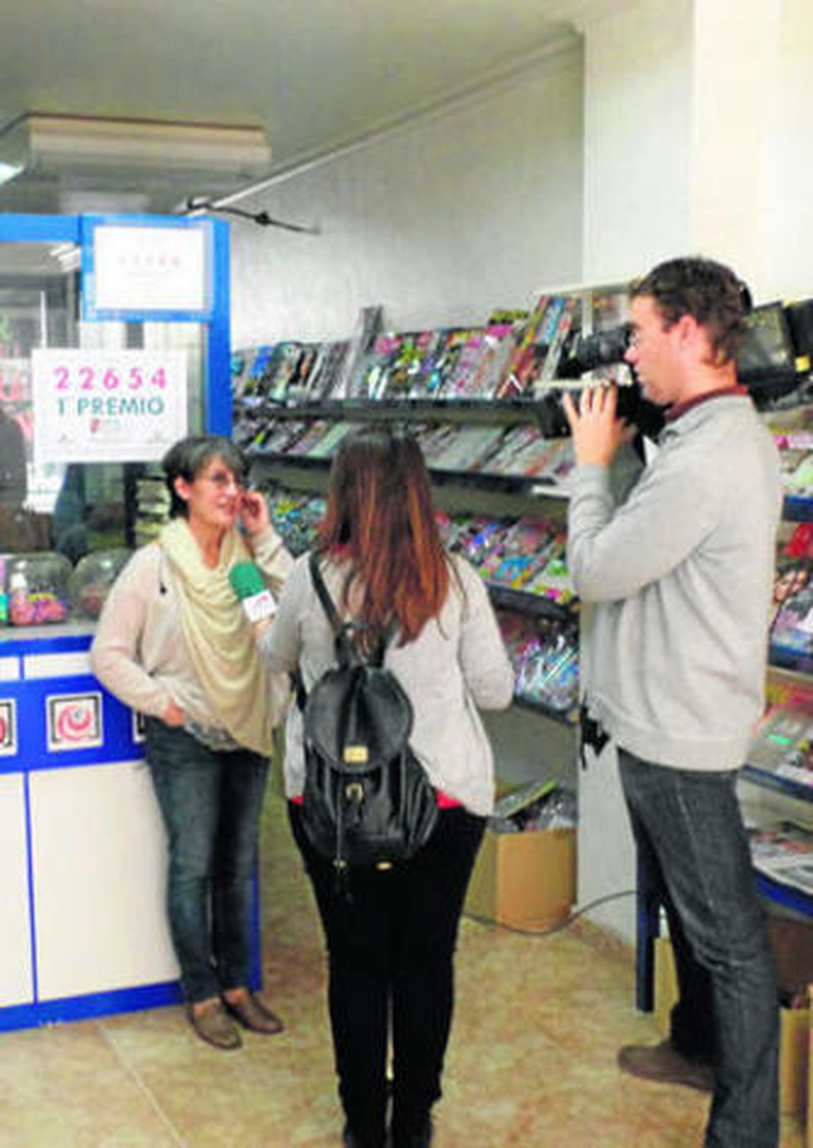 El comercio de la calle Real se llenó ayer de reporteros de todos los medios de comunicación, curiosos y clientes.