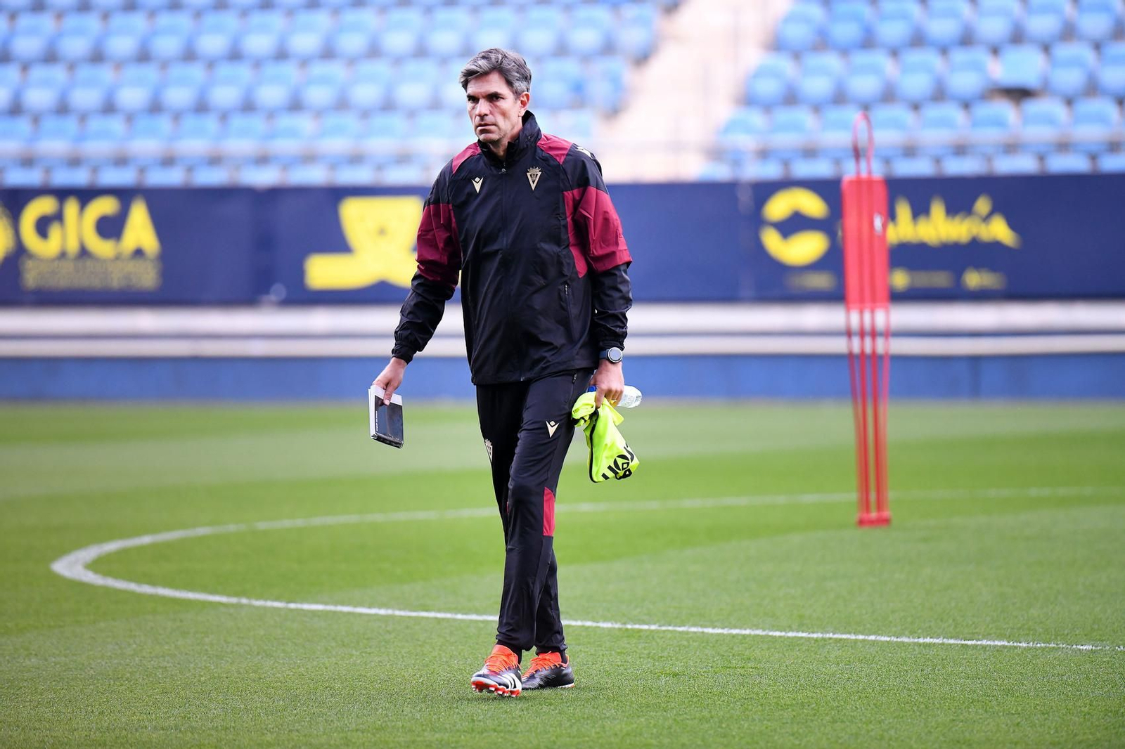 Pellegrino camina por el césped del Nuevo Mirandilla.
