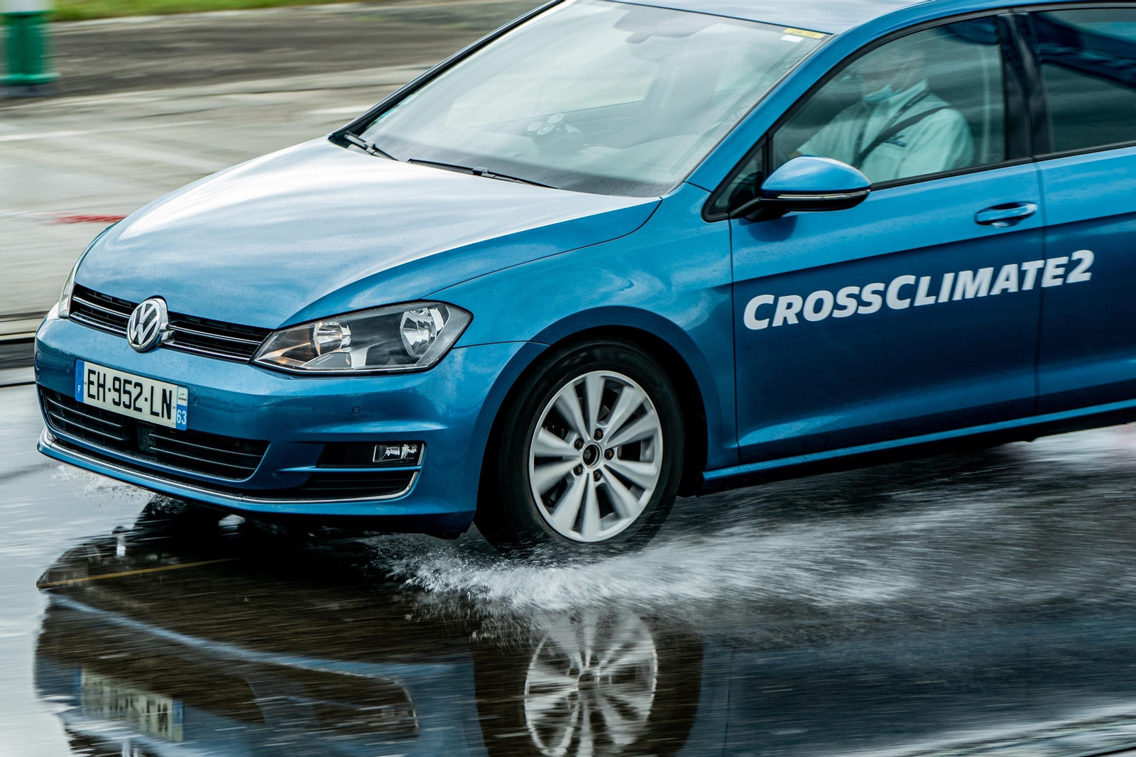 Así influye el desgaste de las ruedas en las frenadas sobre suelo mojado