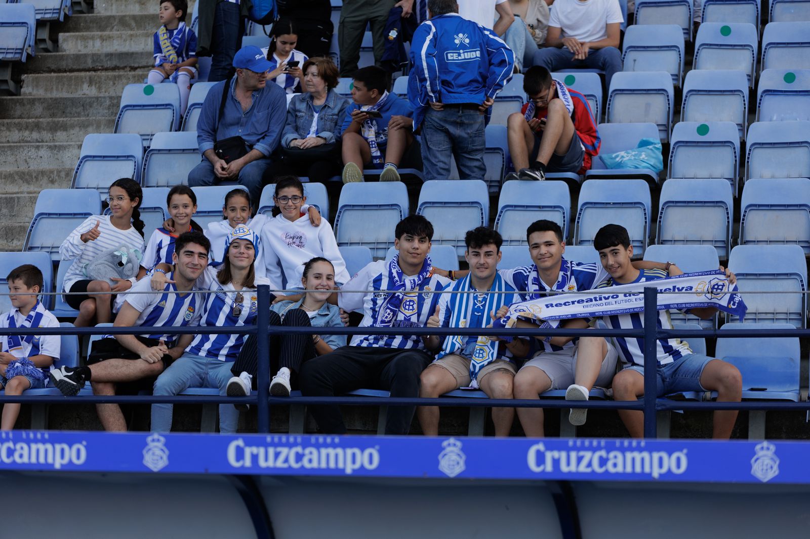 Las mejores imágenes de la afición del Recre en el partido contra la Segoviana