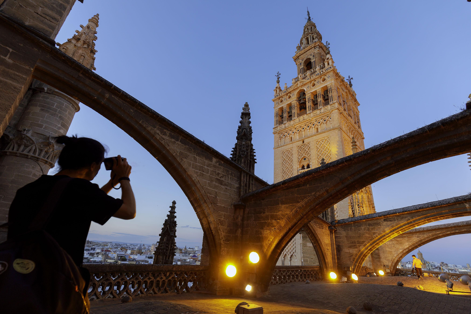 Recorrido de la visita por las cubiertas de la Catedral de Sevilla, al atardecer