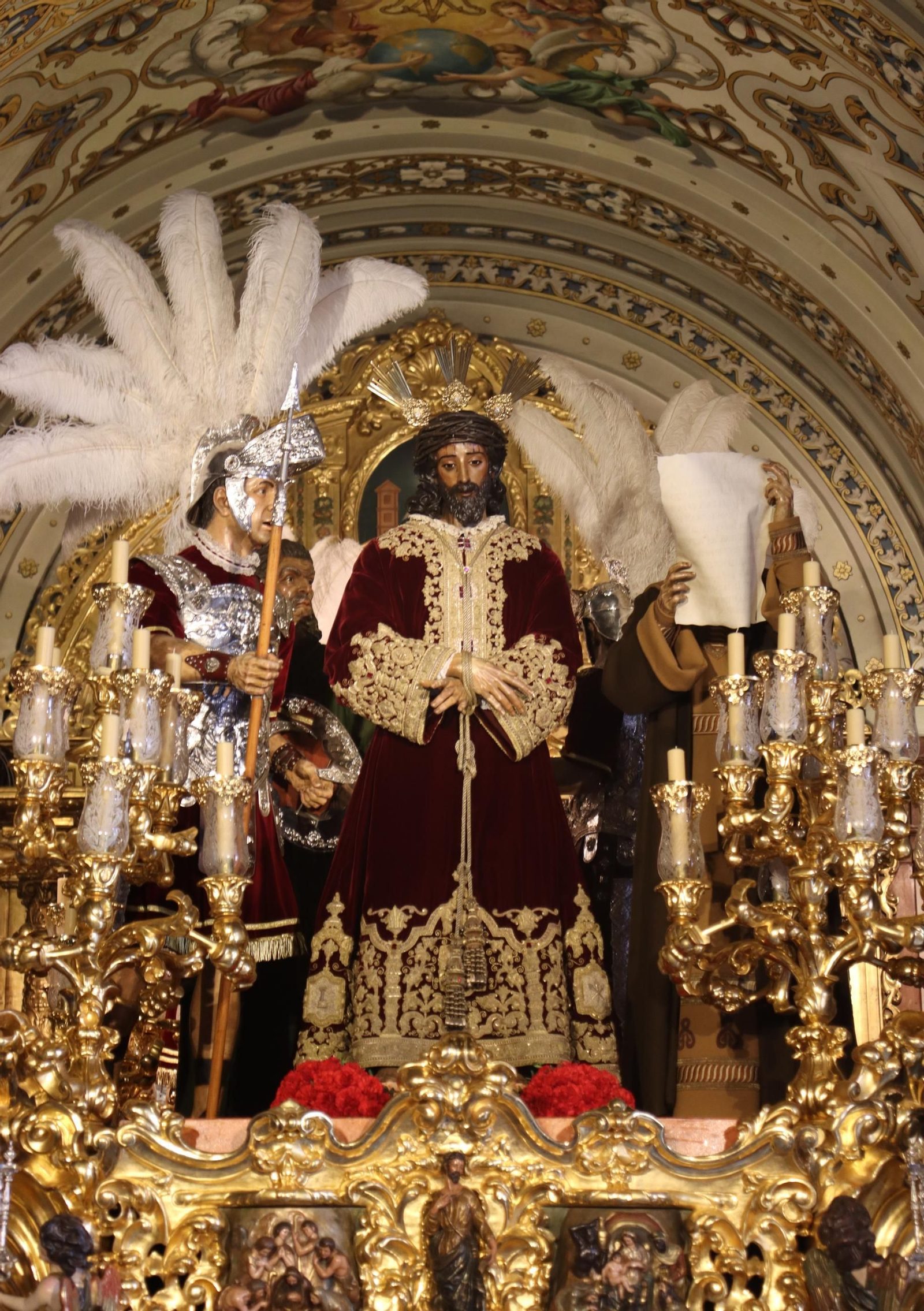 Sevilla acaricia la Semana Santa en un Domingo de Pasión lleno de cultos