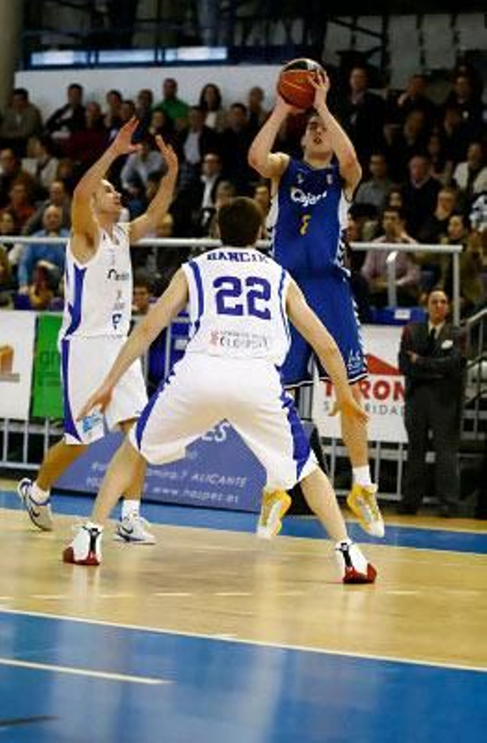 Tomas Satoransky se levanta para lanzar.

Foto: Javier Bernal