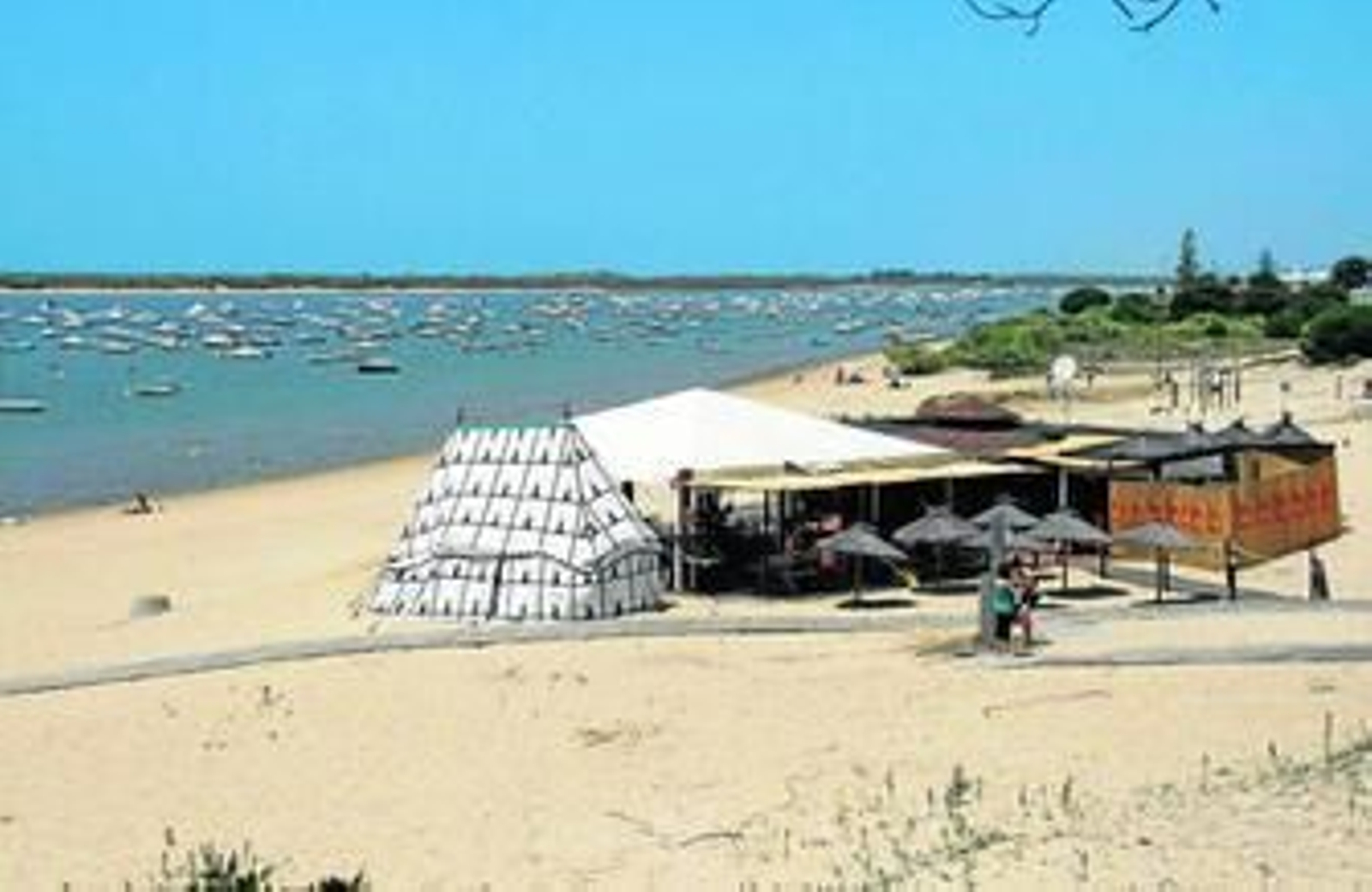 Uno de los chiringuitos de la costa onubense, concretamente junto a la flecha de El Rompido, en Cartaya.
