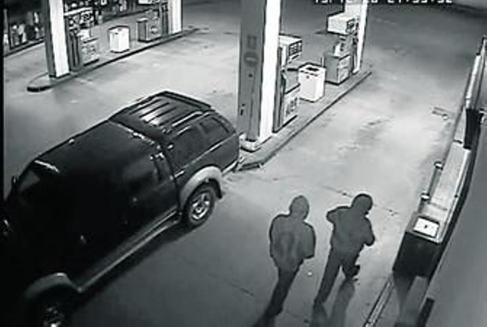 Imágenes de los asaltantes tomadas por la cámara de la estación de servicio.