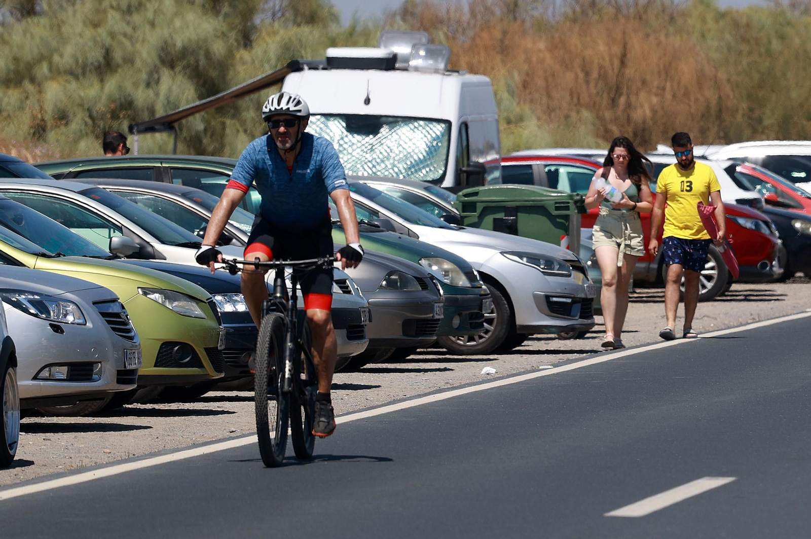 Imágenes del ambiente en las playas de Punta Umbría y La Bota en la mañana del domingo