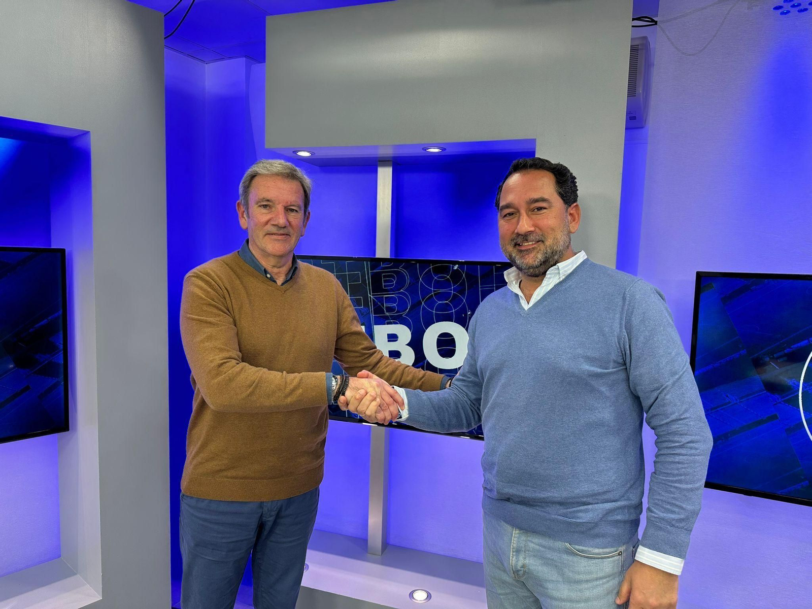 Sebastián Alonso y Paco González estrechan sus manos tras un debate.