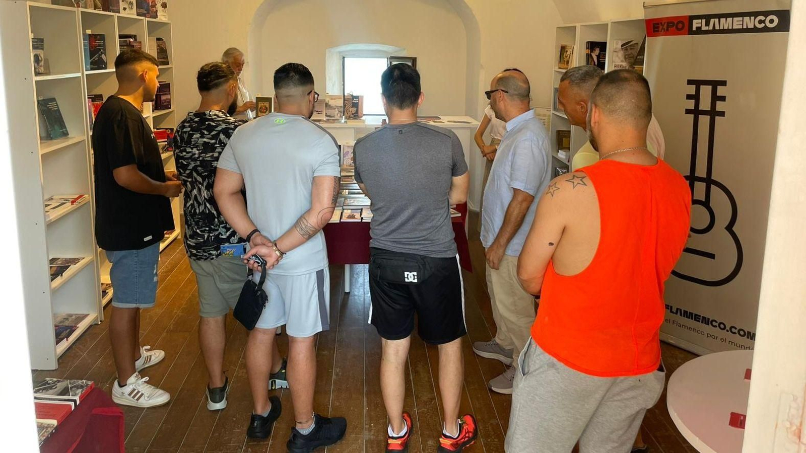 Una imagen de la visita de los internos a la Feria del Libro. Una imagen de la visita de los internos a la Feria del Libro.