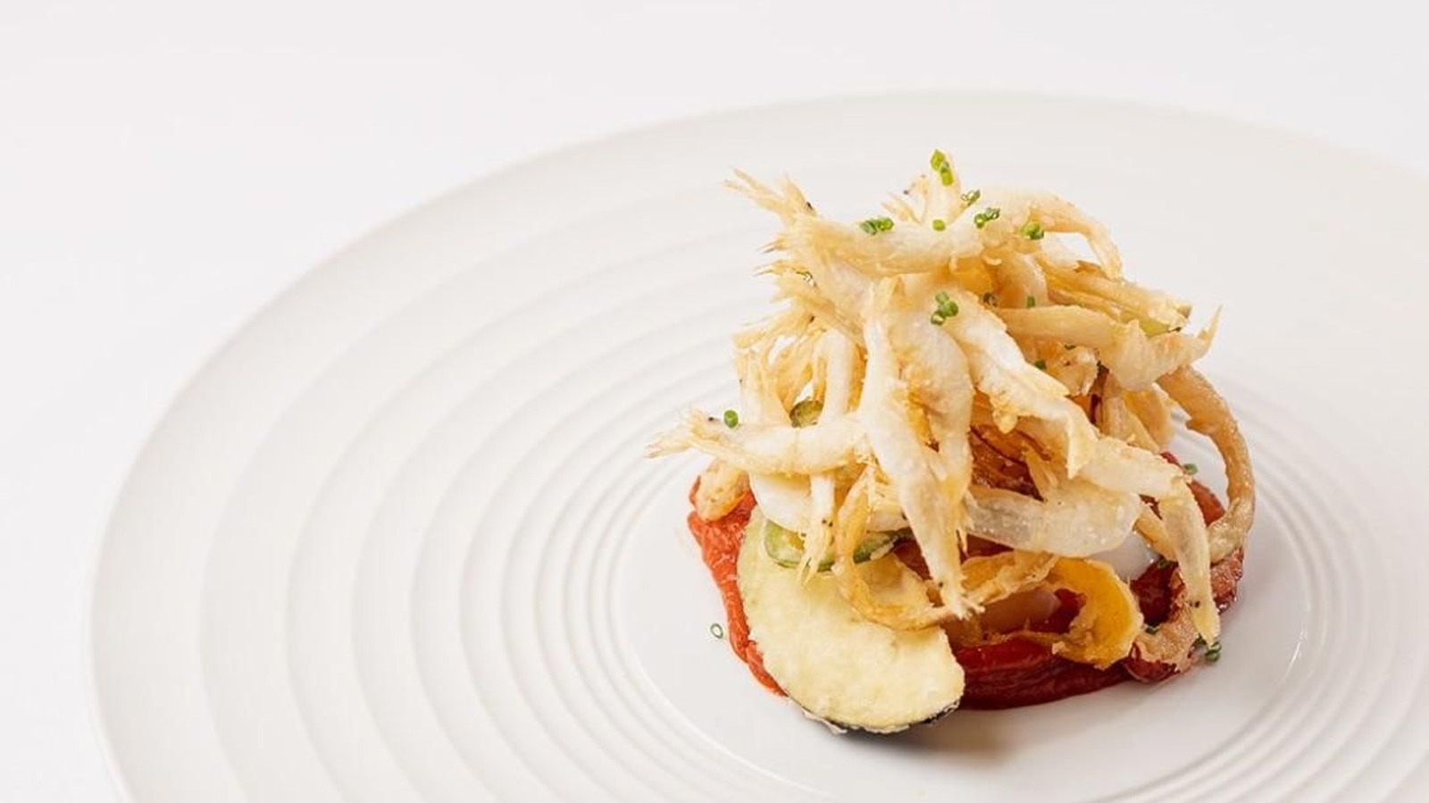 Huevo a baja temperatura con calamares del campo y gambas de cristal de Sobretablas